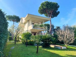 Lido di Camaiore, Villa Singola con ampio giardino : villa singola con giardino in affitto  Lido di Camaiore